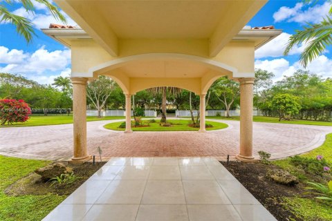 House in Miami, Florida 7 bedrooms, 923.73 sq.m. № 1956260 - photo 10