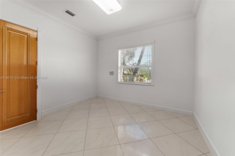 House in Miami, Florida 7 bedrooms, 923.73 sq.m. № 1956260 - photo 28