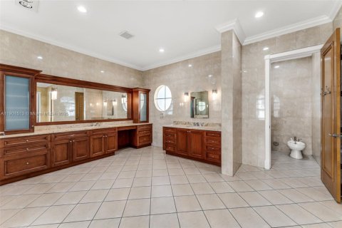 House in Miami, Florida 7 bedrooms, 923.73 sq.m. № 1956260 - photo 22