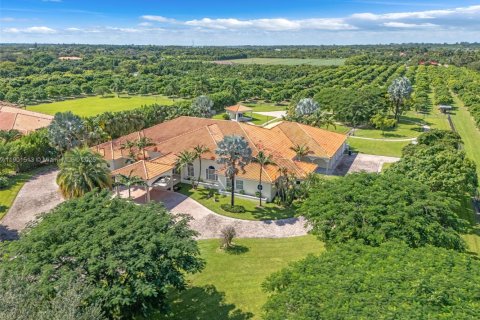 House in Miami, Florida 7 bedrooms, 923.73 sq.m. № 1956260 - photo 5