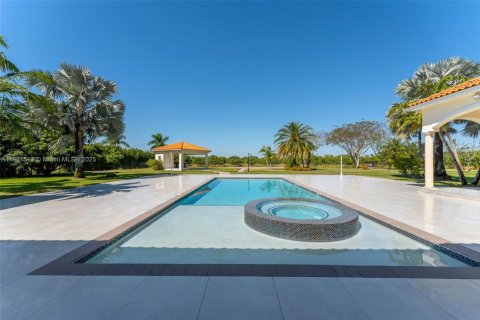 House in Miami, Florida 7 bedrooms, 923.73 sq.m. № 1956260 - photo 9