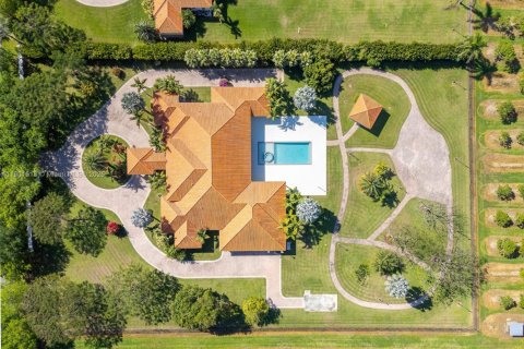 House in Miami, Florida 7 bedrooms, 923.73 sq.m. № 1956260 - photo 16