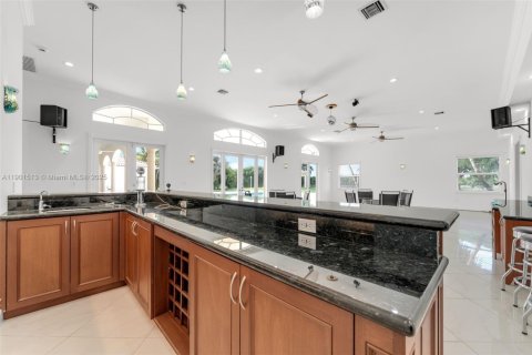 House in Miami, Florida 7 bedrooms, 923.73 sq.m. № 1956260 - photo 26