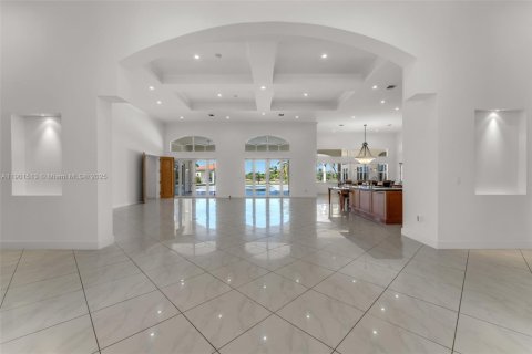 House in Miami, Florida 7 bedrooms, 923.73 sq.m. № 1956260 - photo 12