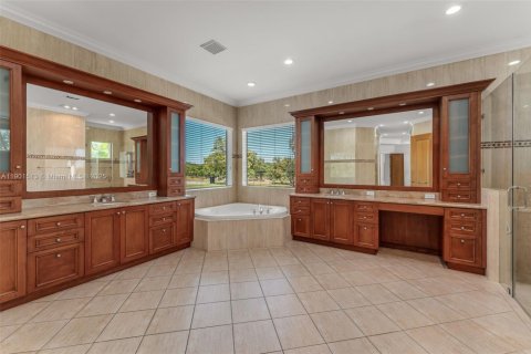 House in Miami, Florida 7 bedrooms, 923.73 sq.m. № 1956260 - photo 21