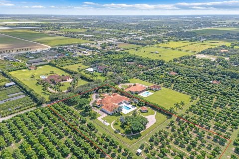 House in Miami, Florida 7 bedrooms, 923.73 sq.m. № 1956260 - photo 4