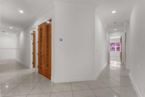 House in Miami, Florida 7 bedrooms, 923.73 sq.m. № 1956260 - photo 30