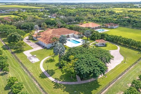 House in Miami, Florida 7 bedrooms, 923.73 sq.m. № 1956260 - photo 6