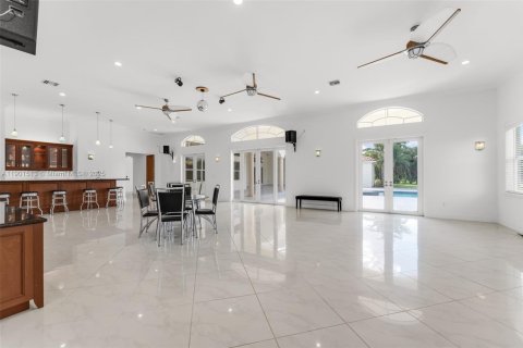House in Miami, Florida 7 bedrooms, 923.73 sq.m. № 1956260 - photo 25