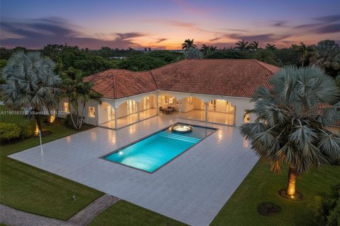 House in Miami, Florida 7 bedrooms, 923.73 sq.m. № 1956260 - photo 1
