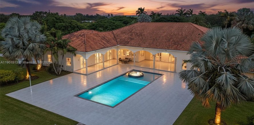 House in Miami, Florida 7 bedrooms, 923.73 sq.m. № 1956260