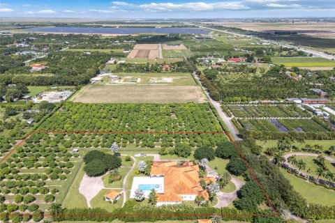 House in Miami, Florida 7 bedrooms, 923.73 sq.m. № 1956260 - photo 2