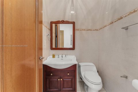 House in Miami, Florida 7 bedrooms, 923.73 sq.m. № 1956260 - photo 29
