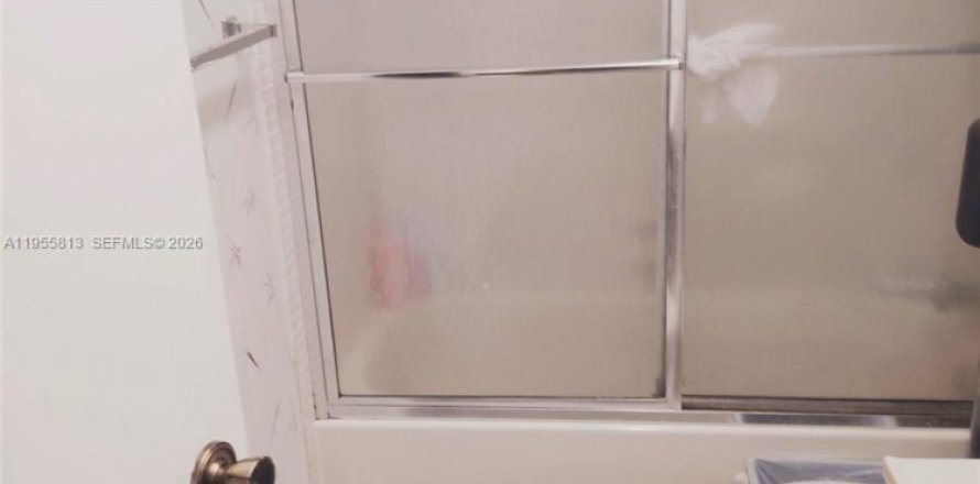 Condominio en Lauderdale Lakes, Florida, 1 dormitorio № 2009823