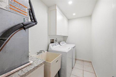 House in Miramar, Florida 4 bedrooms, 218.04 sq.m. № 2186116 - photo 19