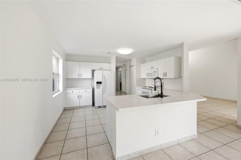 House in Miramar, Florida 4 bedrooms, 218.04 sq.m. № 2186116 - photo 14