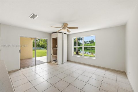 House in Miramar, Florida 4 bedrooms, 218.04 sq.m. № 2186116 - photo 13