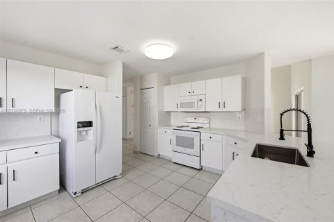 House in Miramar, Florida 4 bedrooms, 218.04 sq.m. № 2186116 - photo 16