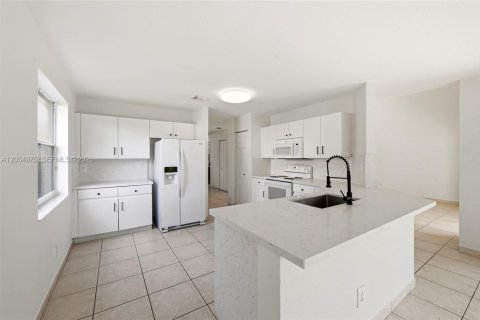 House in Miramar, Florida 4 bedrooms, 218.04 sq.m. № 2186116 - photo 15