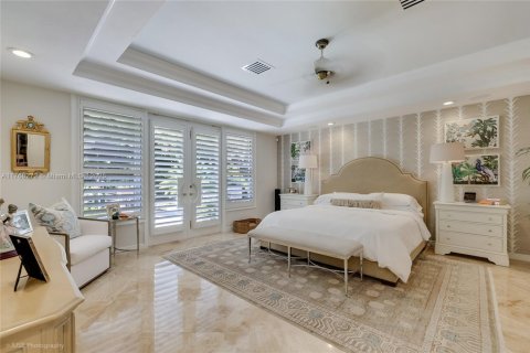 House in Miami, Florida 5 bedrooms, 373.19 sq.m. № 1693143 - photo 9