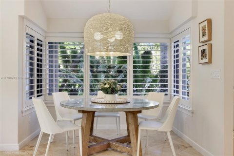 House in Miami, Florida 5 bedrooms, 373.19 sq.m. № 1693143 - photo 21