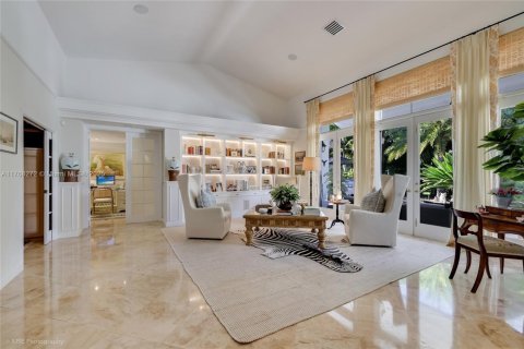 House in Miami, Florida 5 bedrooms, 373.19 sq.m. № 1693143 - photo 7