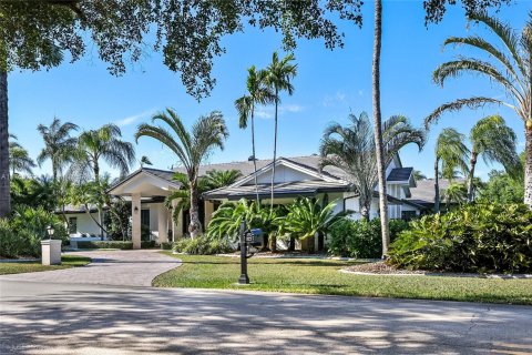 House in Miami, Florida 5 bedrooms, 373.19 sq.m. № 1693143 - photo 1