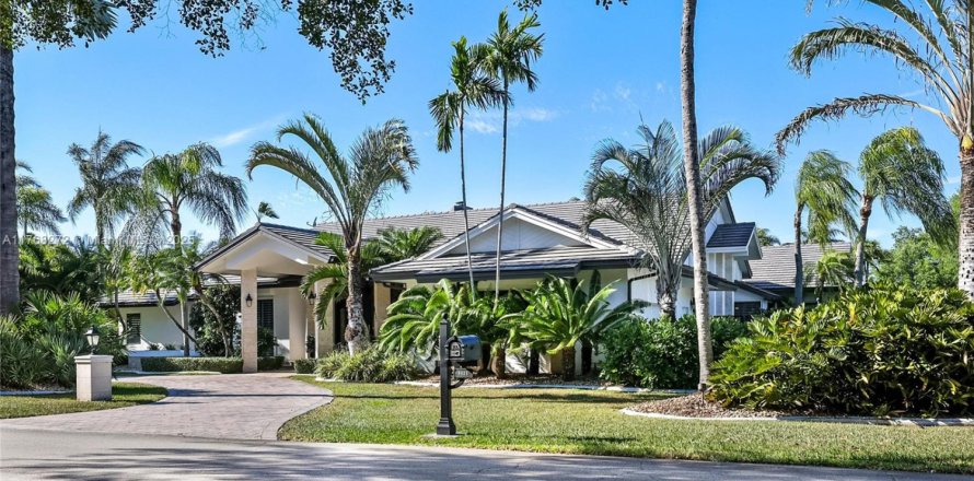 House in Miami, Florida 5 bedrooms, 373.19 sq.m. № 1693143