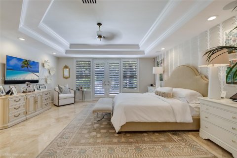 House in Miami, Florida 5 bedrooms, 373.19 sq.m. № 1693143 - photo 10