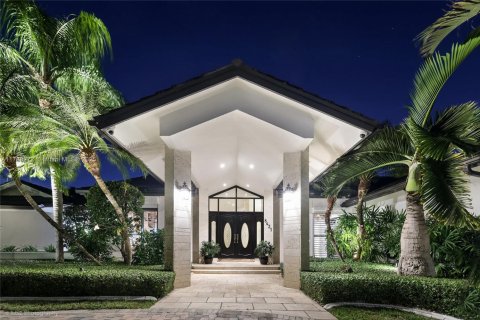 House in Miami, Florida 5 bedrooms, 373.19 sq.m. № 1693143 - photo 4