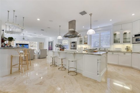 House in Miami, Florida 5 bedrooms, 373.19 sq.m. № 1693143 - photo 18
