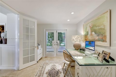 House in Miami, Florida 5 bedrooms, 373.19 sq.m. № 1693143 - photo 14
