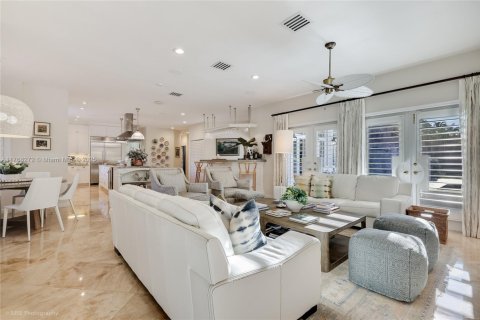 House in Miami, Florida 5 bedrooms, 373.19 sq.m. № 1693143 - photo 23