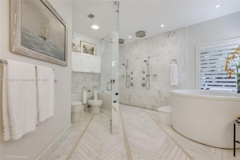 House in Miami, Florida 5 bedrooms, 373.19 sq.m. № 1693143 - photo 12
