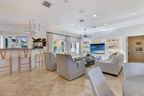House in Miami, Florida 5 bedrooms, 373.19 sq.m. № 1693143 - photo 22