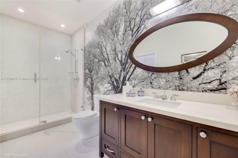 House in Miami, Florida 5 bedrooms, 373.19 sq.m. № 1693143 - photo 28