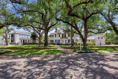 House in Tampa, Florida 5 bedrooms, 467.02 sq.m. № 2226774
