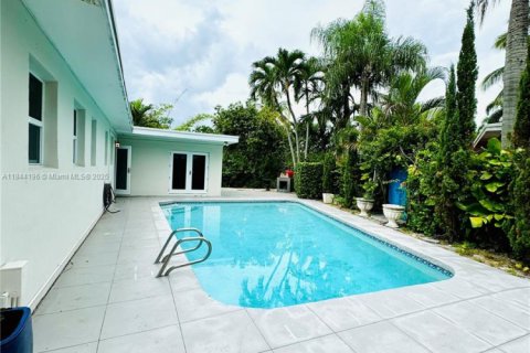 Casa en venta en North Miami, Florida, 3 dormitorios, 152.45 m2 № 1839678 - foto 1