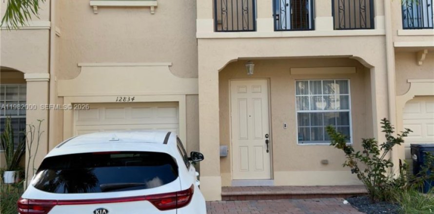 Townhouse in Miami, Florida 3 bedrooms, 163.32 sq.m. № 2043214