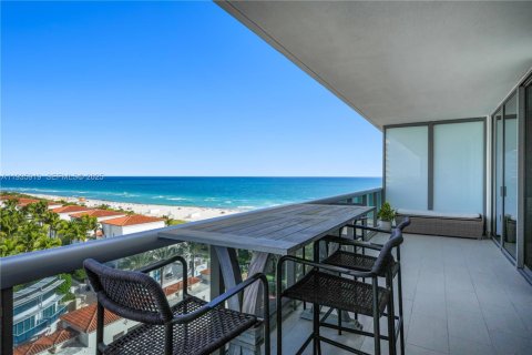 Condo in Miami Beach, Florida, 2 bedrooms  № 1994070 - photo 1