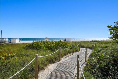 Condo in Miami Beach, Florida, 2 bedrooms  № 1994070 - photo 9