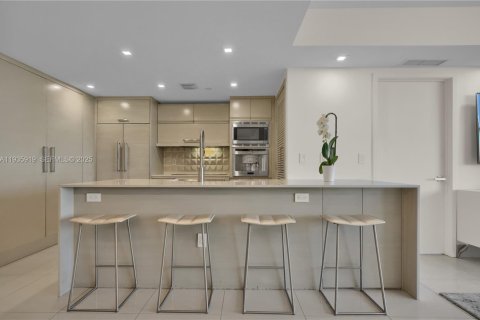 Condo in Miami Beach, Florida, 2 bedrooms  № 1994070 - photo 26