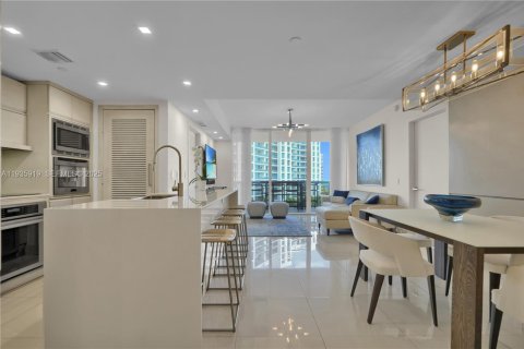 Condo in Miami Beach, Florida, 2 bedrooms  № 1994070 - photo 22