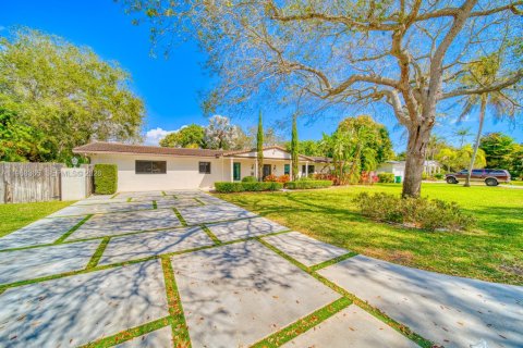 House in Palmetto Bay, Florida 4 bedrooms, 201.78 sq.m. № 2031567