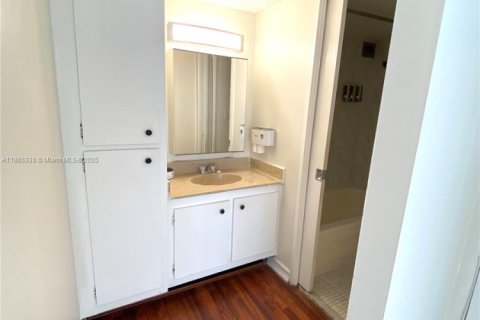 Condominio en alquiler en Sunny Isles Beach, Florida, 1 dormitorio, 71.26 m2 № 1893291 - foto 11