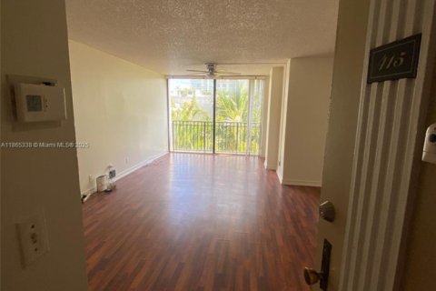 Condo in Sunny Isles Beach, Florida, 1 bedroom  № 1893291 - photo 4