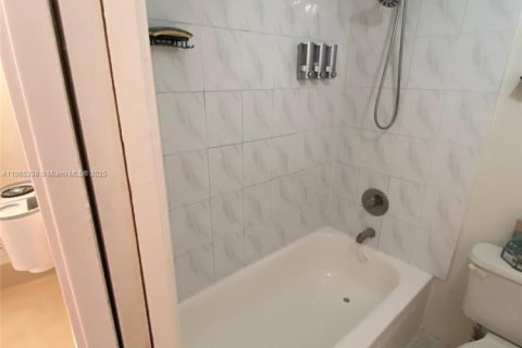 Condo in Sunny Isles Beach, Florida, 1 bedroom  № 1893291 - photo 1