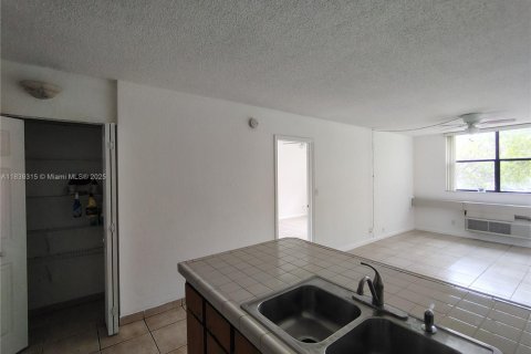 Condominio en venta en Coral Springs, Florida, 1 dormitorio, 56.3 m2 № 1877791 - foto 4