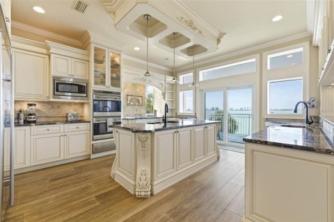 House in Belleair, Florida 5 bedrooms, 466.74 sq.m. № 2221421 - photo 25