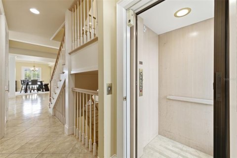 House in Belleair, Florida 5 bedrooms, 466.74 sq.m. № 2221421 - photo 11